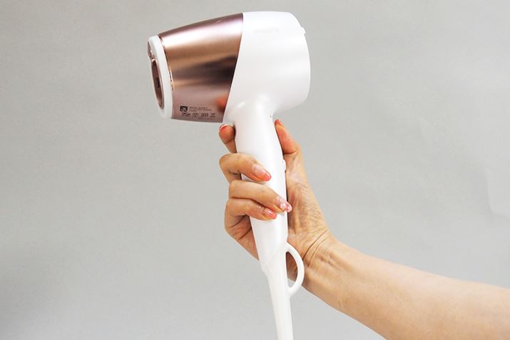02-5 Màu thân xe là vàng / trắng sâm panh. Với đầu vòi ngắn dễ cầm nắm nhưng lại có trọng lượng vừa phải nên việc sử dụng lâu sẽ là nhược điểm khiến cánh tay của bạn bị mỏi.