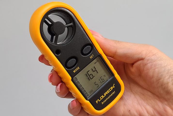 03-5 Kiểm tra tốc độ gió với tốc độ gió tối đa và cách vòi phun khoảng 10 cm. Với máy sấy thông thường, tốc độ gió hiếm khi vượt quá 10 m / giây, nhưng sản phẩm này có tốc độ gió khoảng 16 m / giây, khá đà. Nhân tiện, "Siêu âm" của Dyson với cùng một lượng không khí có tốc độ gió khoảng 22m / giây. Thực ra mình cũng hơi mất công nhưng xét về chênh lệch giá thì mình thấy Uy tín là tiết kiệm chi phí lắm.