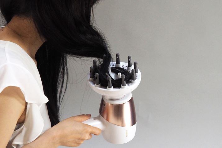 14-4 Một vòi làm xoăn (bộ khuếch tán), hiếm khi được trang bị tiêu chuẩn với máy sấy, cũng được bao gồm. Bằng cách đặt tóc đã quấn vào một chiếc cốc và sử dụng nó, tóc sẽ khô trong khi vẫn giữ được độ xoăn. Nó là một phụ kiện để duy trì lô cuốn được làm bằng thuốc uốn, v.v., và nó không có nghĩa là bạn có thể cuộn tóc bằng vòi phun này.
