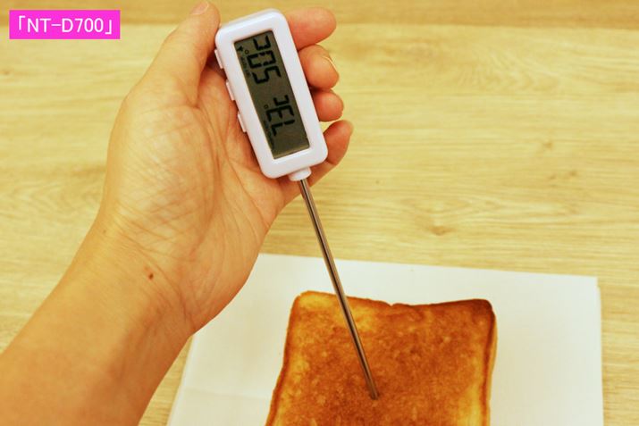 Tương tự, đo nhiệt độ ở tâm của bánh mì nướng. Bánh mì nướng với NT-D700 được hiển thị là 73 ℃