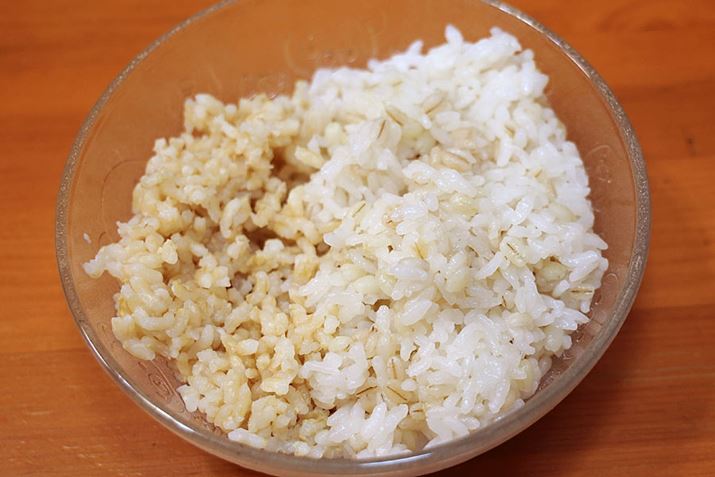 17-2 Gạo lứt nảy mầm (trái) và gạo lúa mạch (phải) trở nên khô hơn khi đông lạnh, vì vậy nó không phải là hương vị được khuyến khích ...