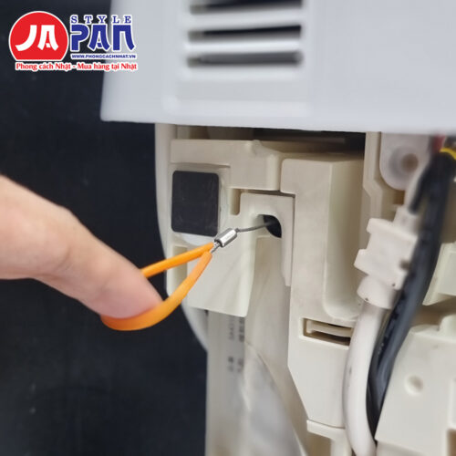 Bồn cầu Toto CES9710 với giây giật cân bằng nước