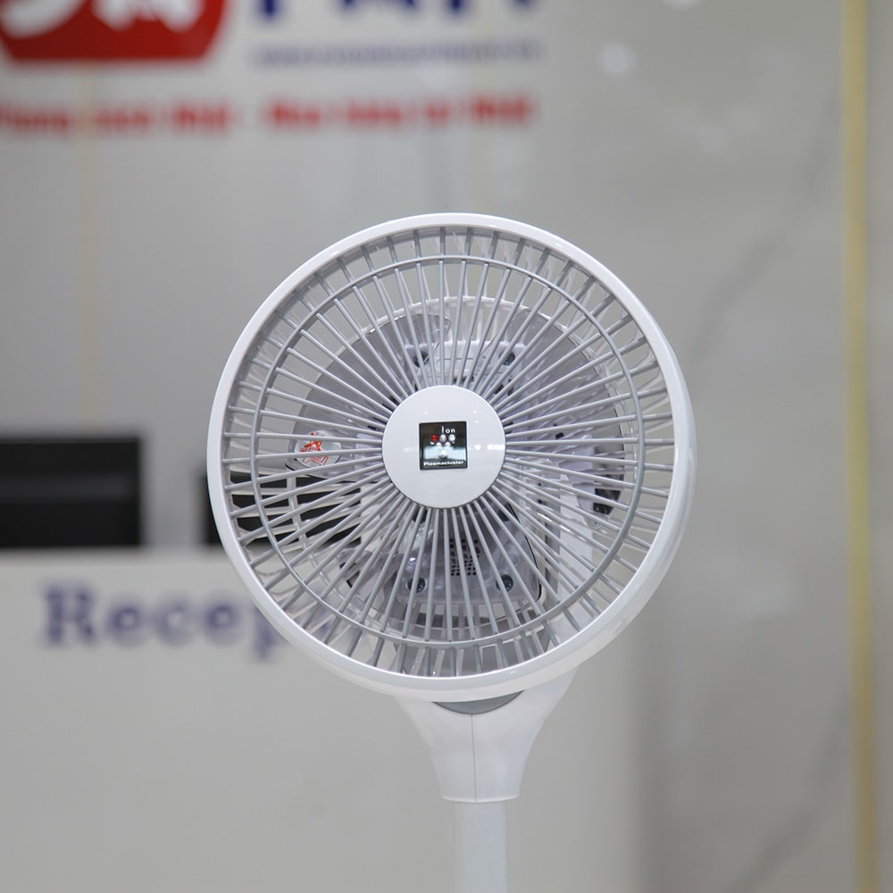 Quạt Sharp PJ-R2DS | Quạt tuần hoàn động cơ DC, xoay 3D 30 Chức năng phát ion Plasmacluster quạt Sharp PJ-R2DS với logo gắn trên lồng quạt
