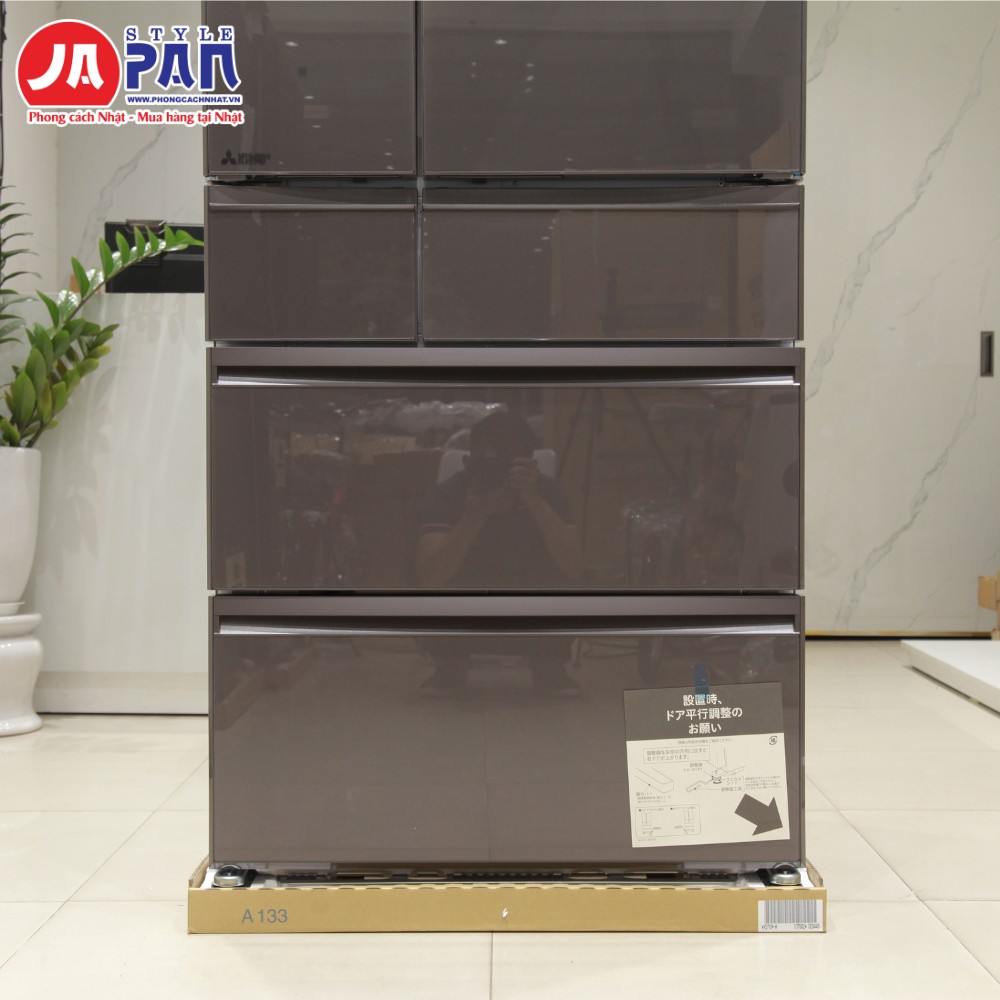 Tủ lạnh Mitsubishi MR-WXD70M | Dung tích 700L, nội địa Nhật 7 Ngăn đông và ngăn rau bên dưới của tủ lạnh Mitsubishi MR-WXD70M